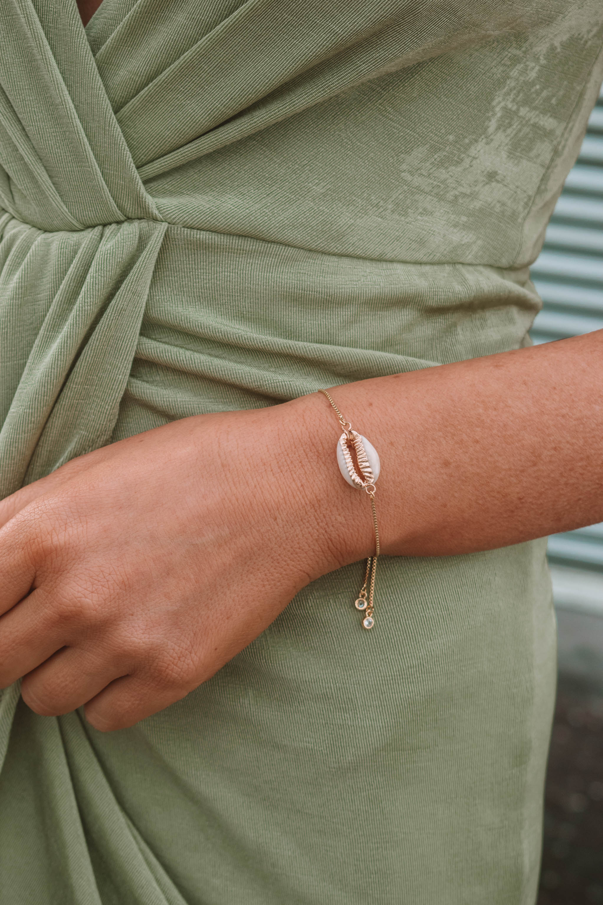 Cowrie shell bracelet with golden details - illusion.boutique